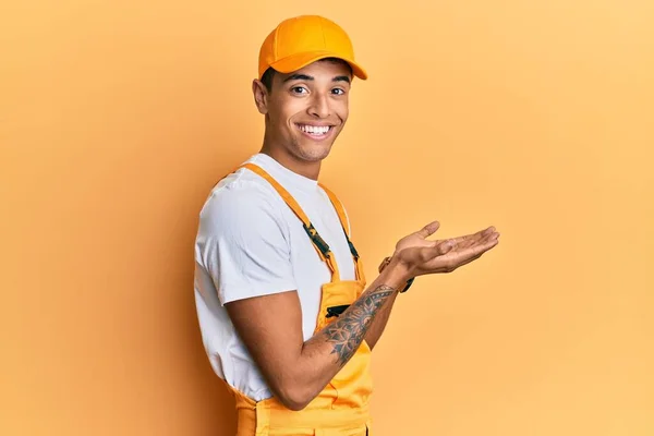 Ung Vacker Afrikansk Amerikansk Man Bär Händig Uniform Över Gul — Stockfoto