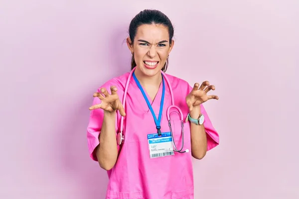 Doktor Üniforması Steteskop Giyen Genç Esmer Kadın Komik Bir Şekilde — Stok fotoğraf