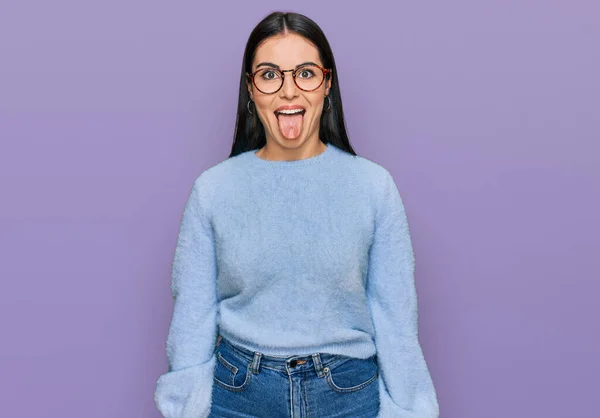 Młoda Latynoska Kobieta Luźnych Ubraniach Okularach Wystająca Języka Szczęśliwa Śmiesznym — Zdjęcie stockowe