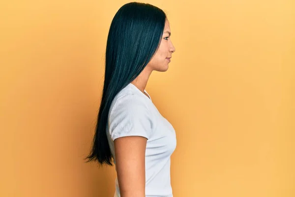 Mooie Latino Vrouw Dragen Casual Witte Tshirt Zoek Naar Kant — Stockfoto