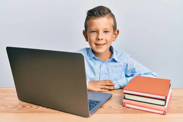 Entzückendes Kaukasisches Kind Das Mit Einem Laptop Für Die Schulprüfung — Stockfoto