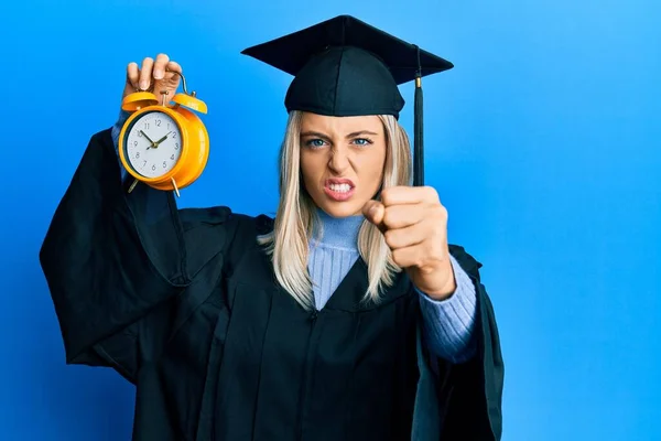 Krásná Blondýnka Sobě Maturitní Čepici Slavnostní Župan Drží Budík Otrávené — Stock fotografie