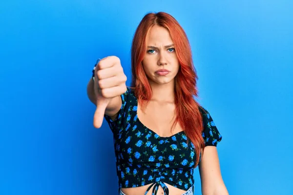 Jovem Mulher Ruiva Bonita Vestindo Roupas Casuais Sobre Fundo Azul — Fotografia de Stock