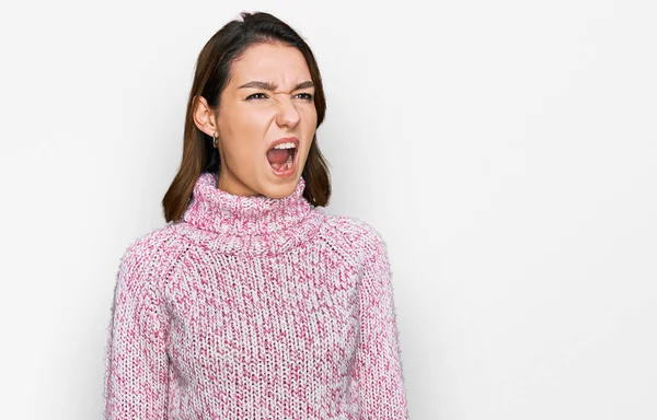 若い白人の少女は ウールの冬のセーターを着て怒りと怒りで叫んで フラストレーションと激怒叫んで怒っている 怒りと攻撃的な考え方 — ストック写真