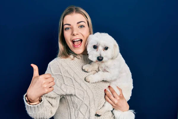 Güzel Beyaz Bir Kadın Sevimli Bir Köpeğe Sarılıp Baş Parmağını — Stok fotoğraf