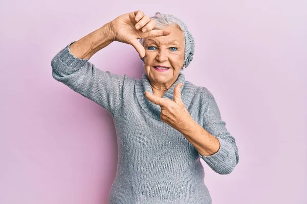 Eine Ältere Grauhaarige Frau Mit Wollpullover Und Wintermütze Die Lächelnd — Stockfoto