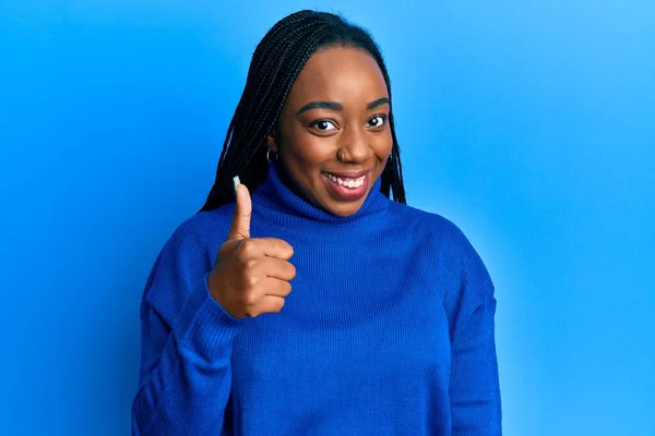 Jovem Afro Americana Vestindo Camisola Inverno Casual Fazendo Polegares Felizes — Fotografia de Stock