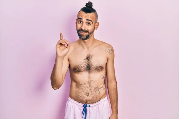 Giovane Uomo Ispanico Senza Maglietta Che Indossa Costume Bagno Mostrando — Foto Stock