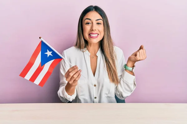 Fiatal Spanyol Kezében Puerto Rico Zászló Asztalon Sikoltozva Büszke Ünnepli — Stock Fotó