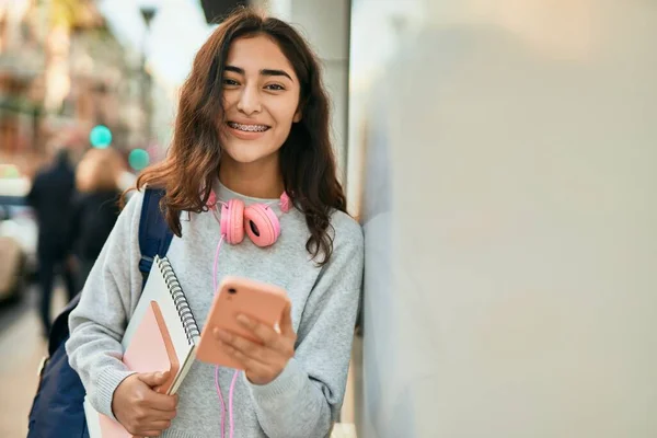 Jeune Fille Étudiante Moyen Orient Souriant Heureux Utilisant Smartphone Ville — Photo