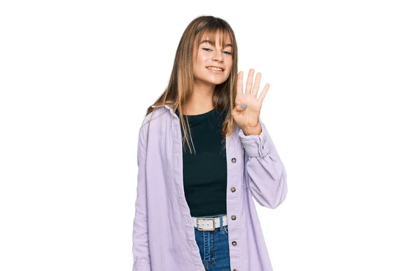 ティーンCaucasian女の子身に着けていますカジュアル服ショーとポイントアップとともに指番号4ながら笑顔自信と幸せ — ストック写真