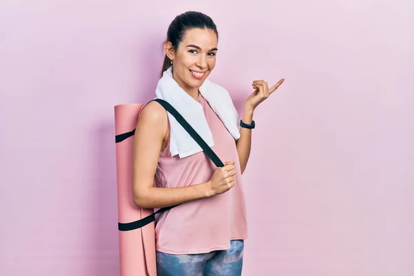Jong Brunette Vrouw Holding Yoga Mat Glimlachen Gelukkig Wijzend Met — Stockfoto