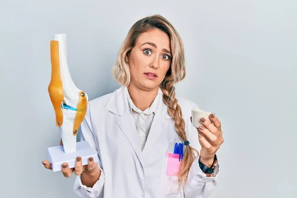 Hermosa Mujer Doctora Rubia Joven Sosteniendo Modelo Anatómico Articulación Rodilla —  Fotos de Stock