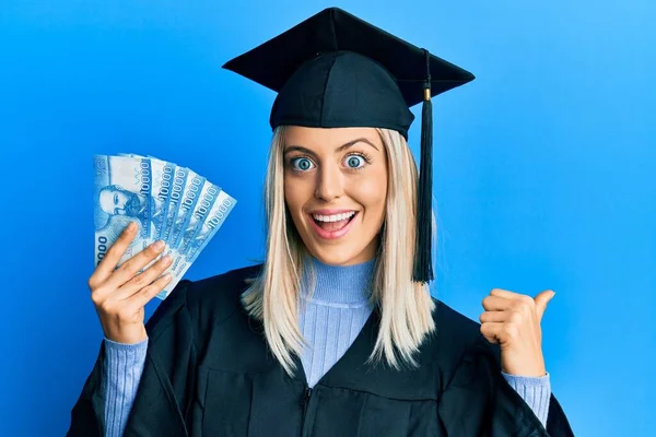 Hermosa Mujer Rubia Con Gorra Graduación Bata Ceremonia Sosteniendo Pesos — Foto de Stock