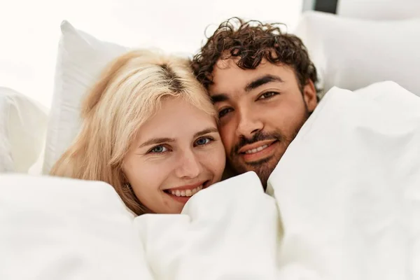 Jong Mooi Paar Liggend Bed Bedekking Met Deken Thuis — Stockfoto