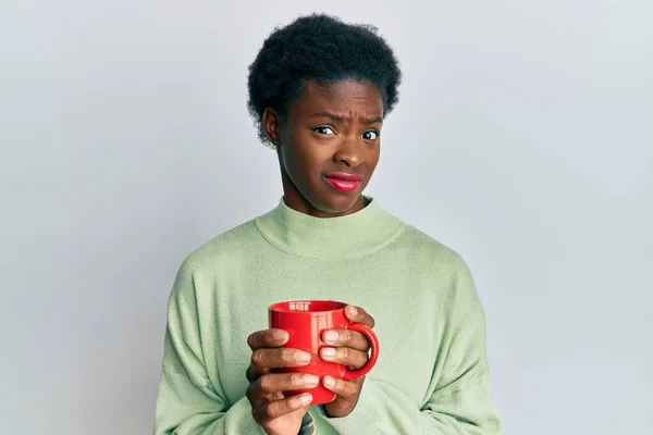 Jovem Afro Americana Bebendo Uma Xícara Café Sem Noção Expressão — Fotografia de Stock