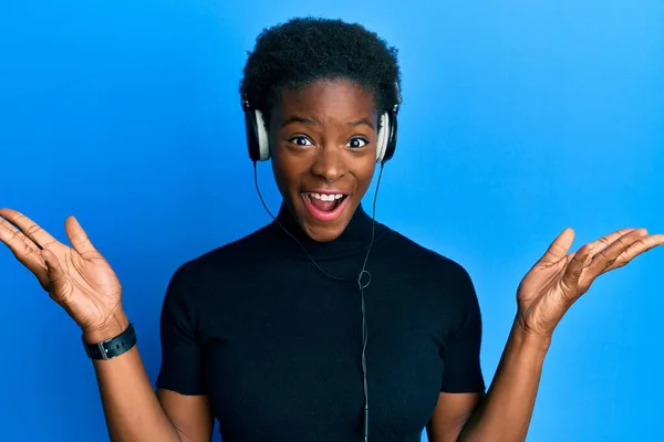 Ung Afrikansk Amerikansk Flicka Lyssnar Musik Med Hörlurar Firar Seger — Stockfoto