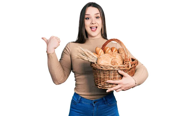 Jonge Spaanse Vrouw Met Rieten Mand Met Brood Duim Wijzen — Stockfoto