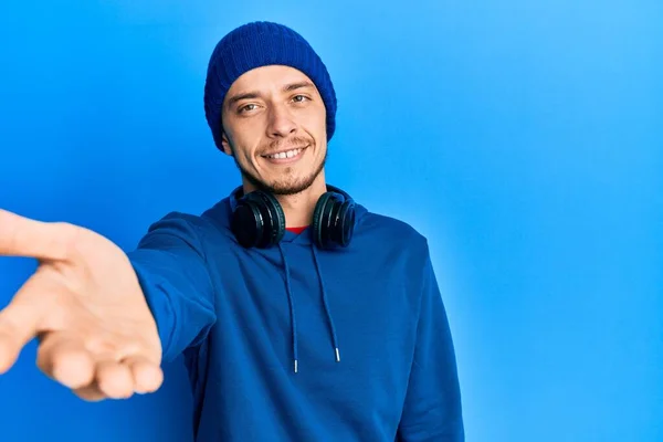 Der Hispanische Junge Mann Mit Sweatshirt Und Kopfhörern Lächelt Freundlich — Stockfoto