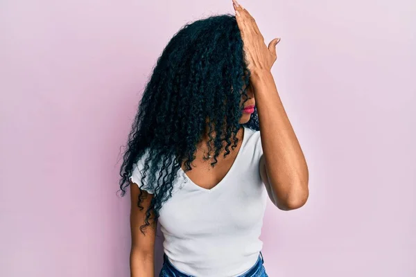 Medelålders Afrikansk Amerikansk Kvinna Bär Casual Vit Skjorta Förvånad Med — Stockfoto