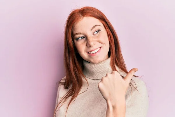 Giovane Testa Rossa Ragazza Indossa Maglione Dolcevita Punta Pollice Verso — Foto Stock