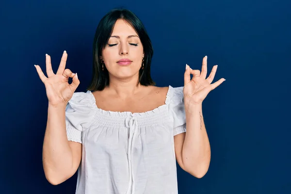 Jonge Spaanse Vrouw Casual Kleding Ontspannen Glimlachen Met Ogen Dicht — Stockfoto