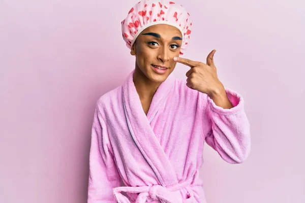 Hombre Hispano Usando Maquillaje Usando Gorra Toalla Ducha Albornoz Señalando —  Fotos de Stock