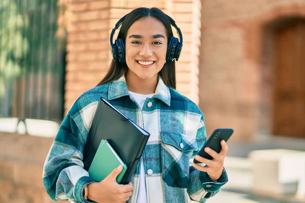 Joven Estudiante Latina Sonriendo Feliz Usando Smartphone Auriculares Ciudad — Foto de Stock