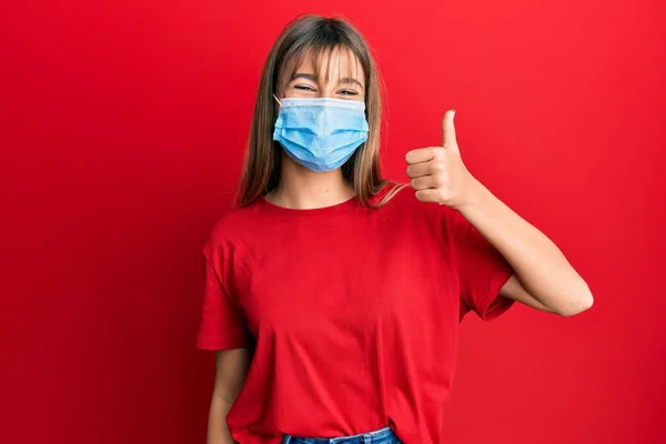 Adolescente Caucasiano Menina Vestindo Máscara Médica Sorrindo Feliz Positivo Polegar — Fotografia de Stock