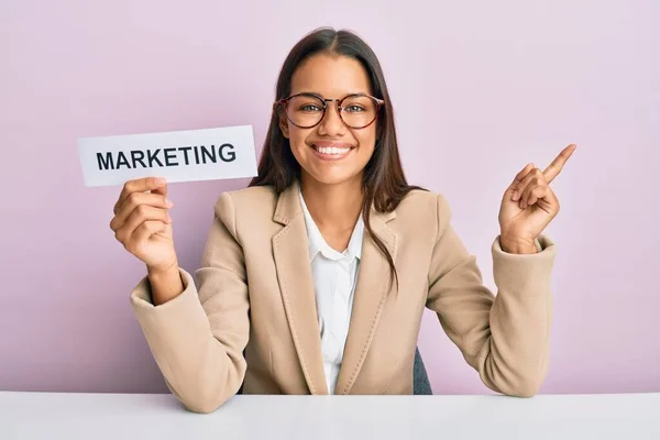 Mulher Negócios Hispânica Bonita Segurando Papel Mensagem Marketing Sorrindo Feliz — Fotografia de Stock