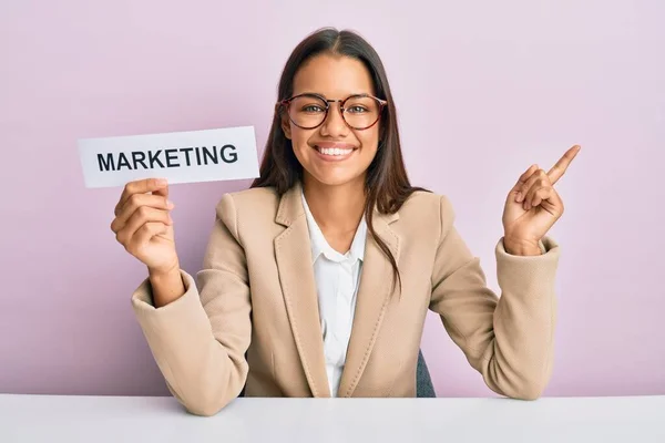 Schöne Hispanische Geschäftsfrau Mit Marketing Nachrichtenpapier Der Hand Lächelt Glücklich — Stockfoto