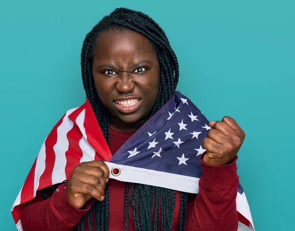 Ung Svart Kvinna Med Flätor Håller Usa Flagga Irriterad Och — Stockfoto