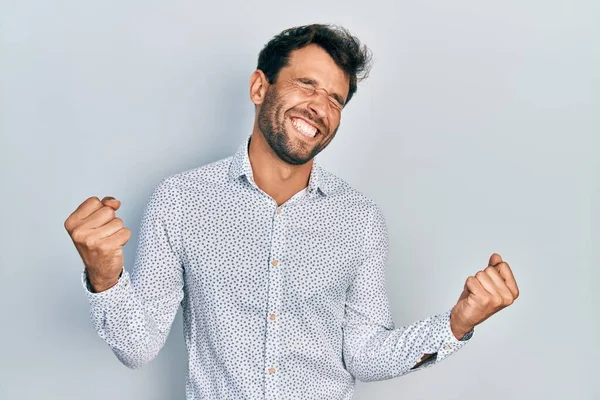 Hombre Guapo Con Barba Vistiendo Camisa Elegante Casual Muy Feliz —  Fotos de Stock