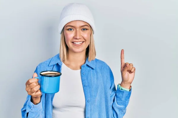 Mulher Loira Bonita Bebendo Uma Xícara Café Sorrindo Com Uma — Fotografia de Stock