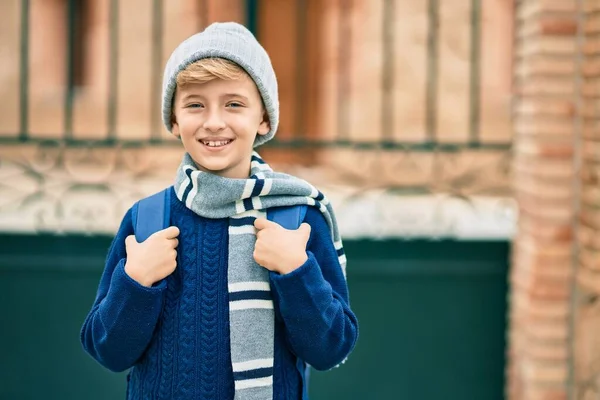 Adorable Estudiante Rubio Niño Sonriendo Feliz Pie Escuela — Foto de Stock