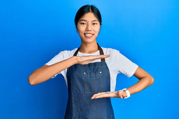 Junge Chinesin Kellnerschürze Gestikuliert Mit Händen Die Große Und Große — Stockfoto