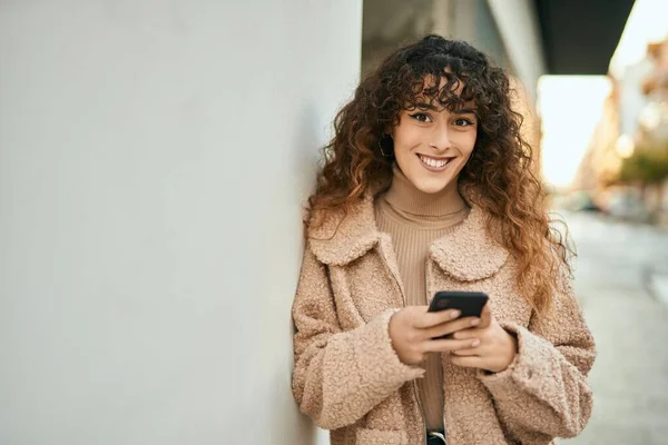 Jovem Hispânica Sorrindo Feliz Usando Smartphone Cidade — Fotografia de Stock