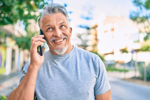 Hombre Pelo Gris Hispano Mediana Edad Sonriendo Feliz Hablando Teléfono —  Fotos de Stock