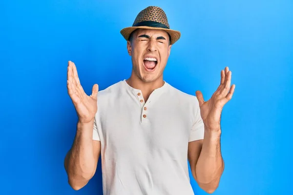 Hispanic Ung Man Bär Sommar Hatt Firar Galen Och Galen — Stockfoto