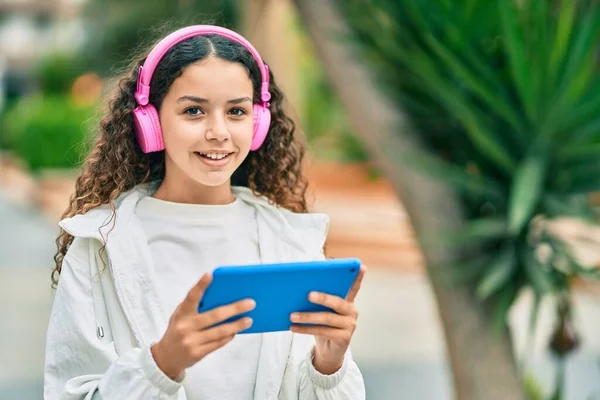 Ισπανόφωνη Κοπέλα Χαμογελώντας Ευτυχισμένη Χρησιμοποιώντας Ακουστικά Και Touchpad Στην Πόλη — Φωτογραφία Αρχείου