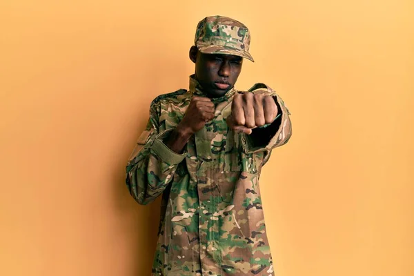 Jeune Homme Afro Américain Portant Uniforme Armée Poing Poing Pour — Photo