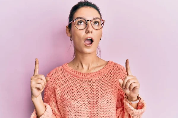 Jonge Blanke Vrouw Draagt Casual Kleding Glazen Verbaasd Verrast Omhoog — Stockfoto