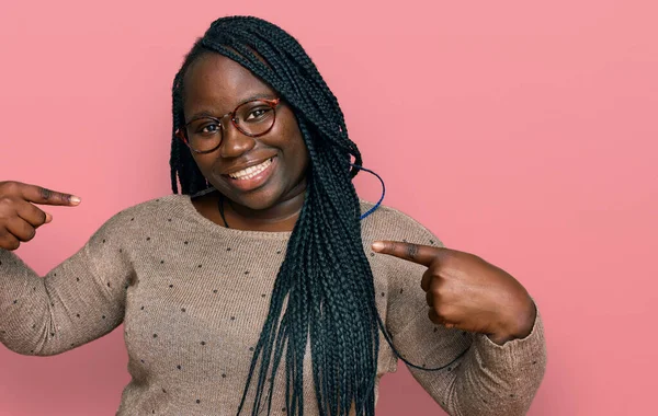 Jeune Femme Noire Avec Des Tresses Portant Des Vêtements Décontractés — Photo