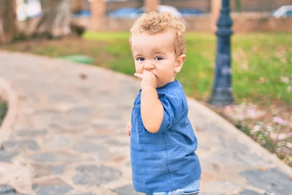 Sorglig Liten Pojke Sätta Fingrar Munnen Röra Tandkött Eftersom Tandvärk — Stockfoto