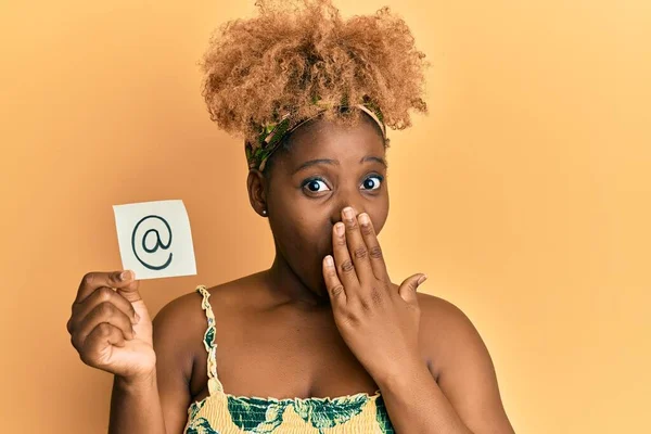 Mujer Africana Joven Con Pelo Afro Sosteniendo Símbolo Correo Línea — Foto de Stock