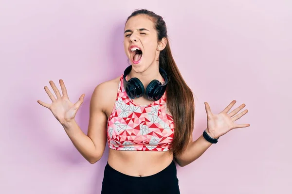 Joven Adolescente Morena Vistiendo Ropa Gimnasio Usando Auriculares Locos Locos —  Fotos de Stock