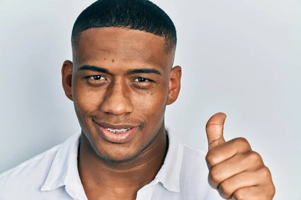 Jonge Zwarte Man Geïsoleerde Achtergrond Glimlachen Gelukkig Positief Duim Omhoog — Stockfoto