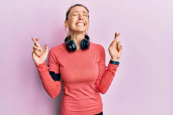 Mooie Blanke Vrouw Draagt Sportkleding Armband Gebaren Vinger Gekruist Glimlachend — Stockfoto