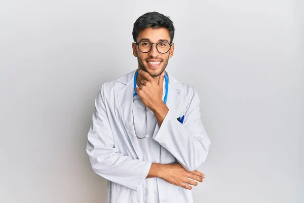 Ung Stilig Man Klädd Läkare Uniform Och Stetoskop Ser Säker — Stockfoto
