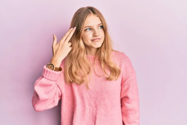 Vacker Ung Kaukasiska Flicka Bär Casual Kläder Skytte Och Döda — Stockfoto